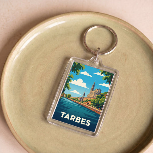Porte-clés souvenir de la ville de Tarbes avec une illustration stylisée.