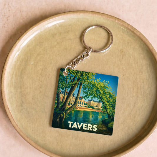 Porte-clés souvenir de la ville de Tavers avec une illustration stylisée d'un paysage de bord d'eau.