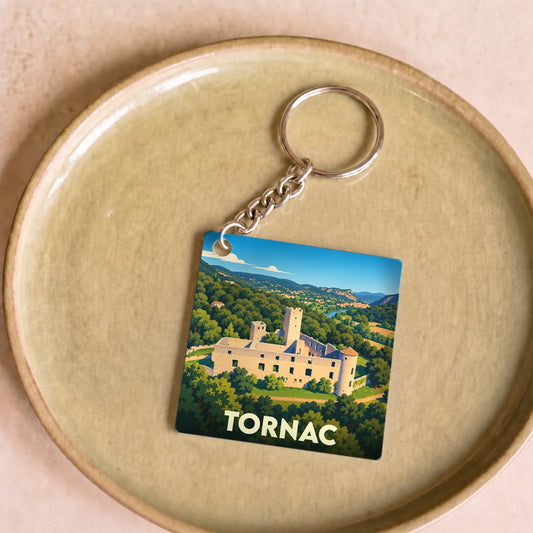 Porte-clés souvenir de la ville de Tornac avec une illustration stylisée de son château.