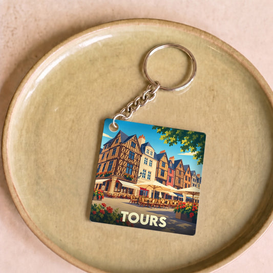 Porte-clés souvenir de la ville de Tours avec une illustration stylisée de maisons à colombages.