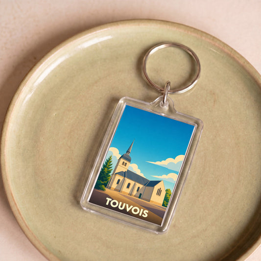 Porte-clés souvenir de la ville de Touvois avec une illustration stylisée de son église.