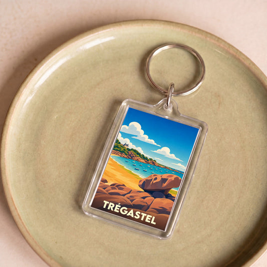 Porte-clés souvenir de la ville de Trégastel avec une illustration stylisée de sa côte.