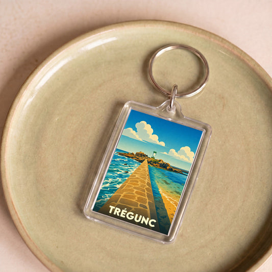 Porte-clés souvenir de la ville de Trégunc avec une illustration stylisée d'un littoral breton.