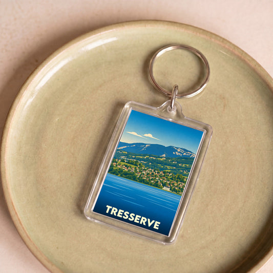 Porte-clés souvenir de la ville de Tresserve avec une illustration stylisée du lac et des montagnes.