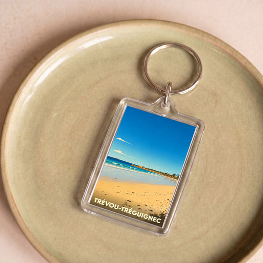 Porte-clés souvenir de la ville de Trévou-Tréguignec avec une illustration stylisée de sa plage.