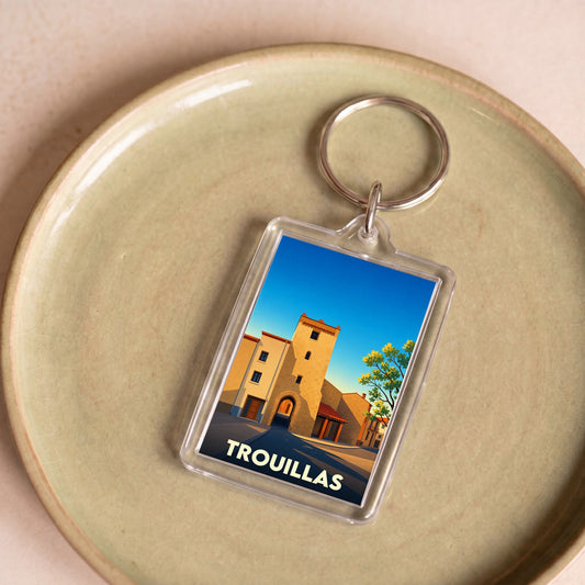 Porte-clés souvenir de la ville de Trouillas avec une illustration stylisée de son architecture.
