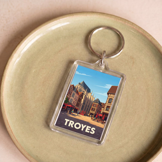Porte-clés souvenir de la ville de Troyes avec une illustration stylisée de son architecture historique.