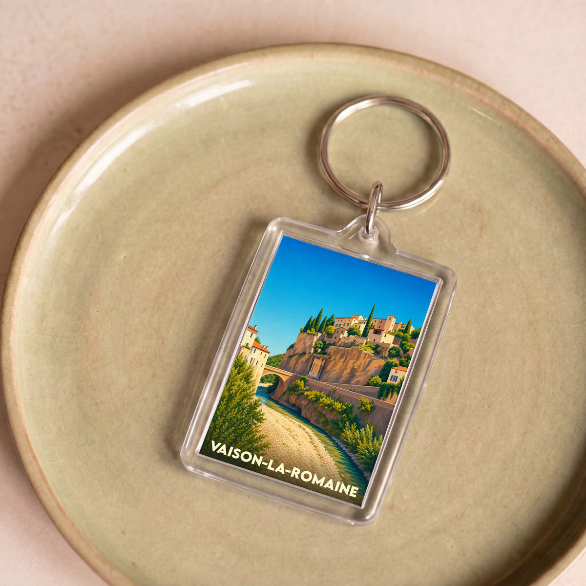 Porte-clés souvenir de la ville de Vaison-la-Romaine avec une illustration stylisée.