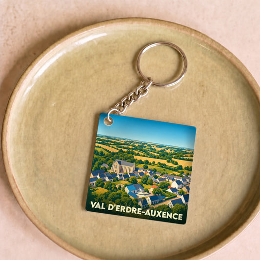 Porte-clés souvenir de Val d'Erdre-Auxence avec une illustration stylisée d'un village entouré de paysages verdoyants.