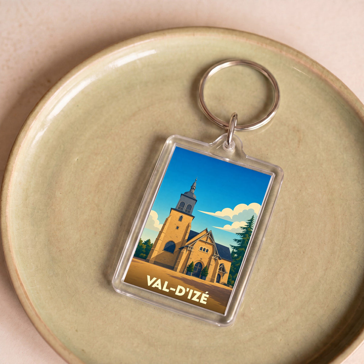 Porte-clés souvenir de la ville de Val-d'Izé avec une illustration stylisée de son église.