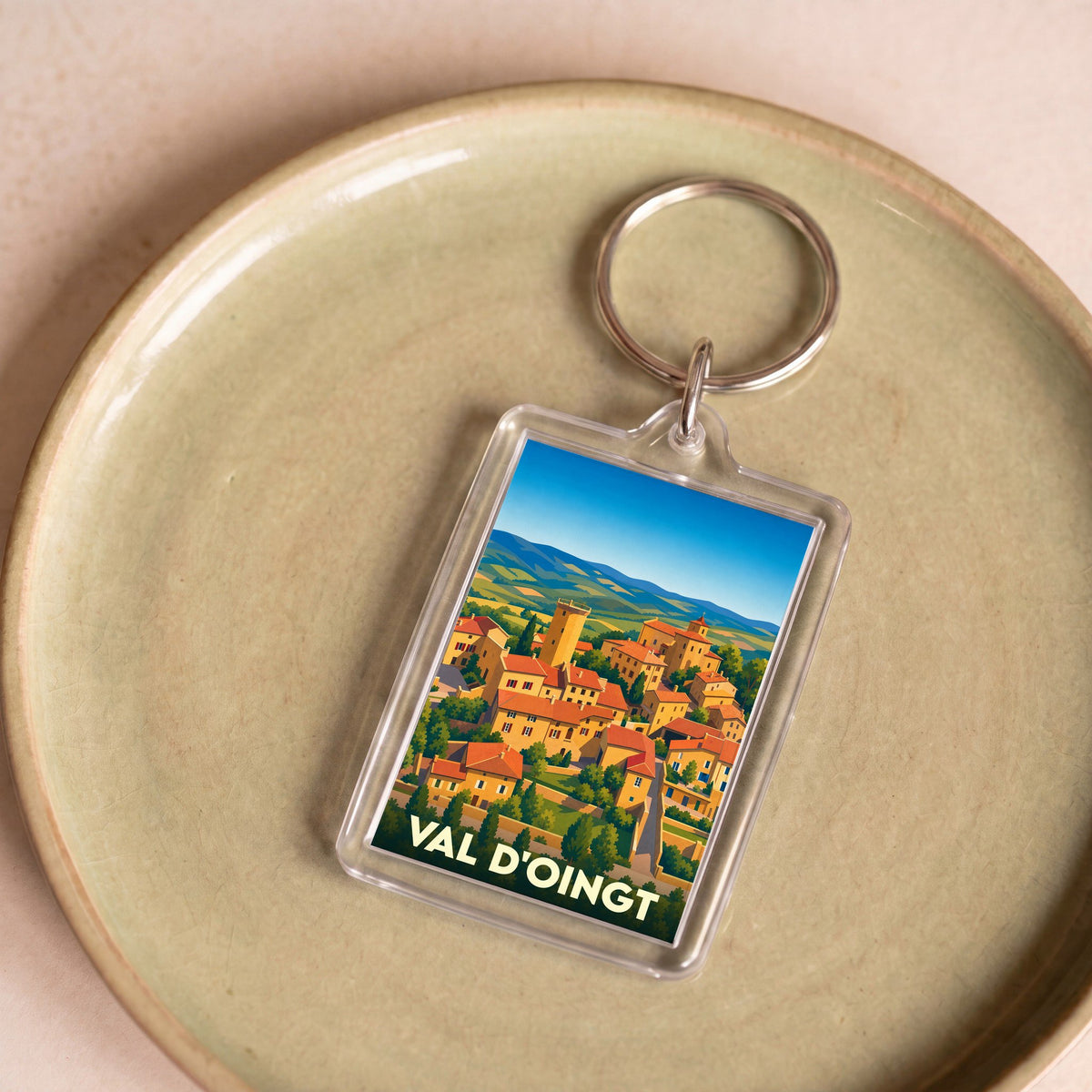 Porte-clés souvenir de la ville de Val d'Oingt avec une illustration stylisée.