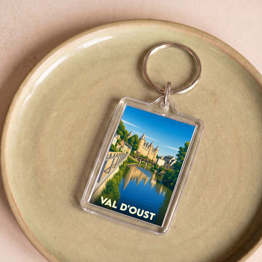 Porte-clés souvenir de la ville de Val d'Oust avec une illustration stylisée.