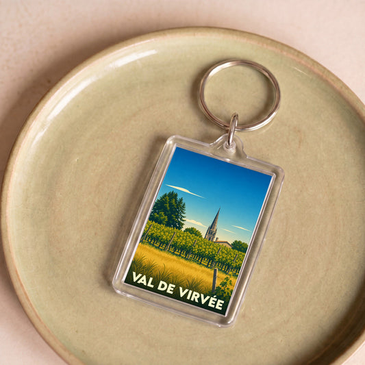 Porte-clés souvenir de Val de Virvée avec une illustration stylisée d'un vignoble et d'un clocher.