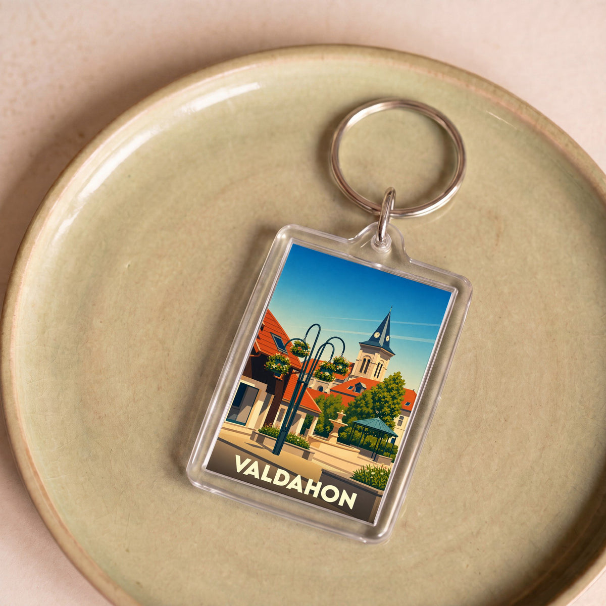 Porte-clés souvenir de la ville de Valdahon avec une illustration stylisée.