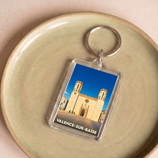 Porte-clés souvenir de la ville de Valence-sur-Baïse avec une illustration stylisée de son église.