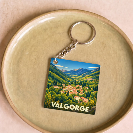 Porte-clés souvenir de la ville de Valgorge avec une illustration paysagère stylisée.