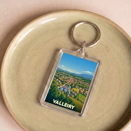Porte-clés souvenir de la ville de Valleiry avec une illustration stylisée.