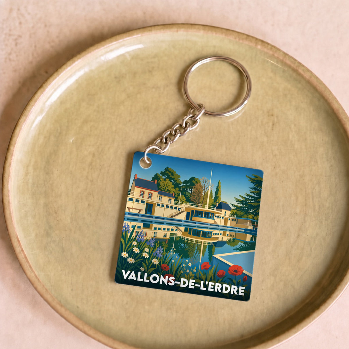 Porte-clés souvenir de la ville de Vallons-de-l'Erdre avec une illustration stylisée et colorée.