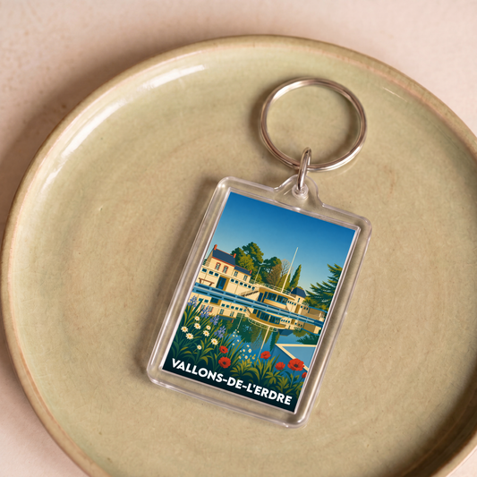 Porte-clés souvenir de la ville de Vallons-de-l'Erdre avec une illustration stylisée et colorée.