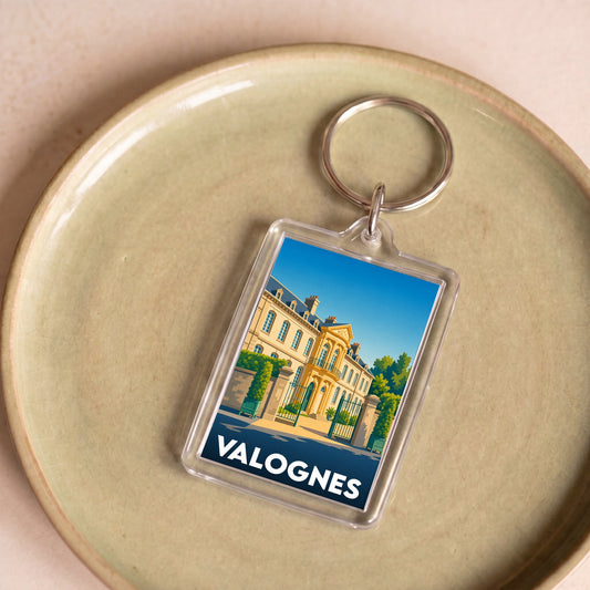 Porte-clés souvenir de la ville de Valognes avec une illustration stylisée de son architecture.
