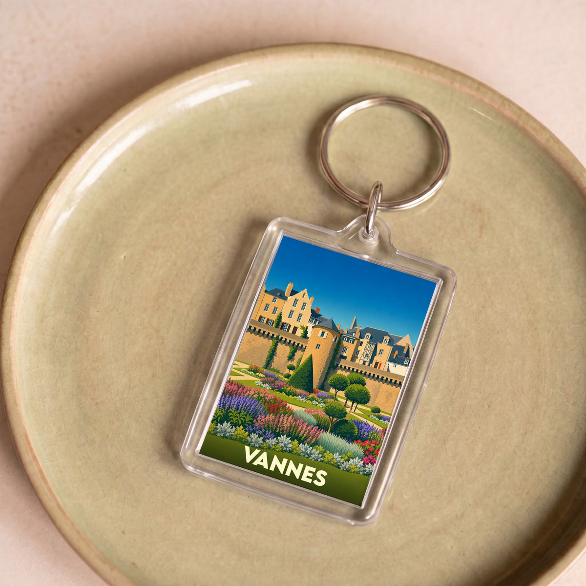 Porte-clés souvenir de la ville de Vannes avec une illustration colorée de ses remparts et jardins.