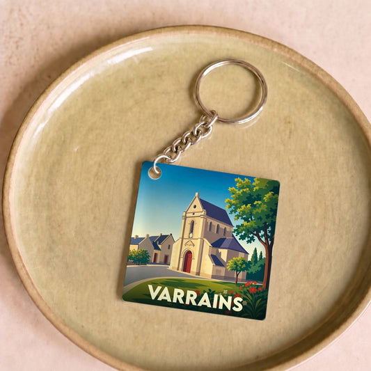Porte-clés souvenir de la ville de Varrains avec une illustration stylisée de son église.