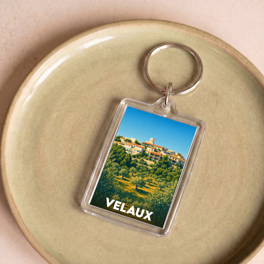 Porte-clés souvenir de la ville de Velaux avec une illustration stylisée.