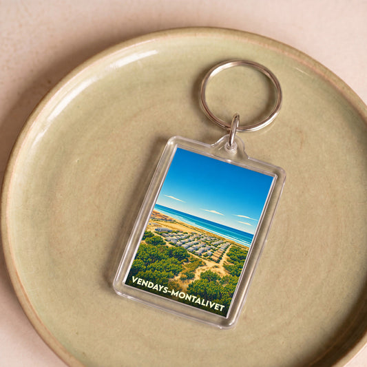 Porte-clés souvenir de la ville de Vendays-Montalivet avec une illustration stylisée du bord de mer.