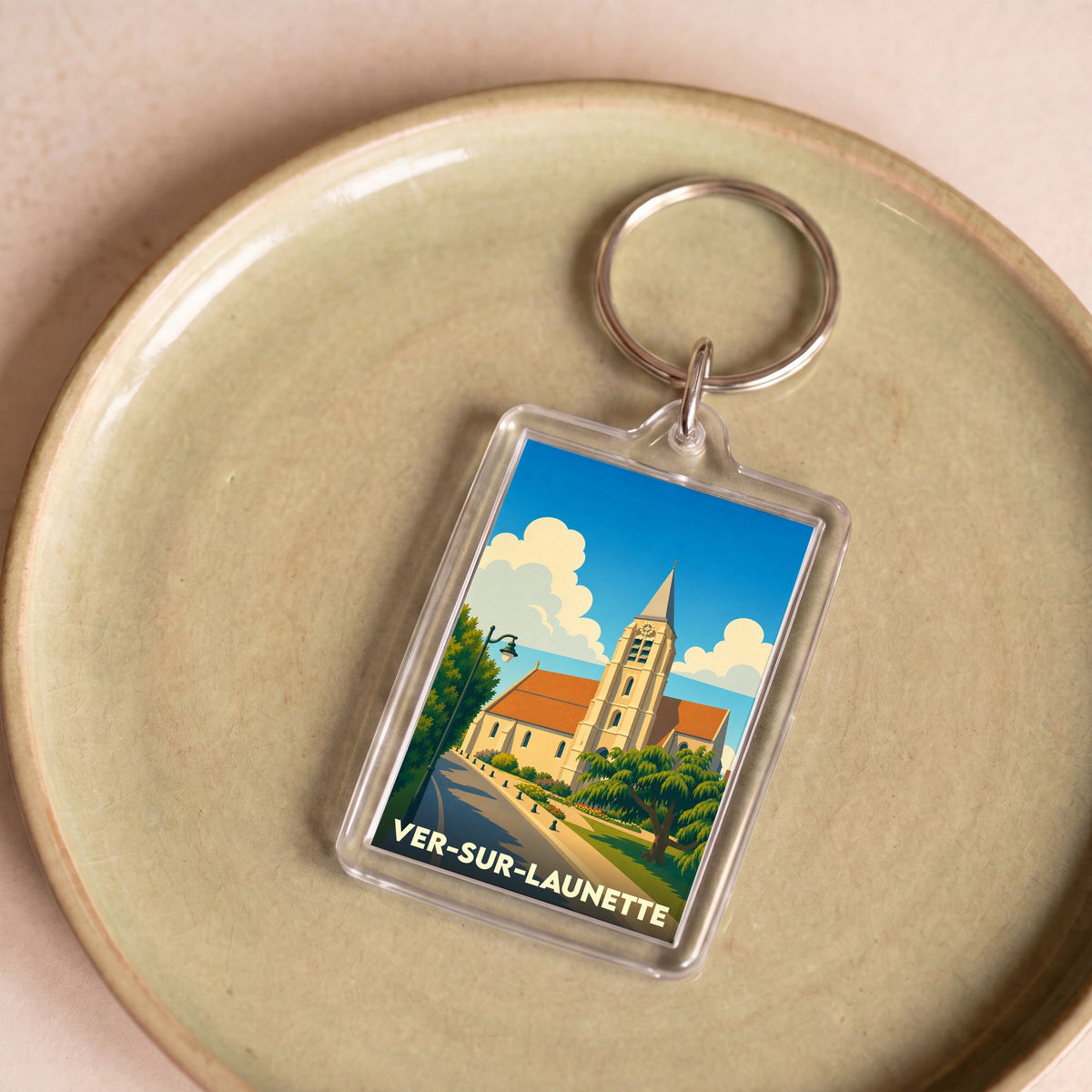 Porte-clés souvenir de la ville de Ver-sur-Launette avec une illustration stylisée de son église.