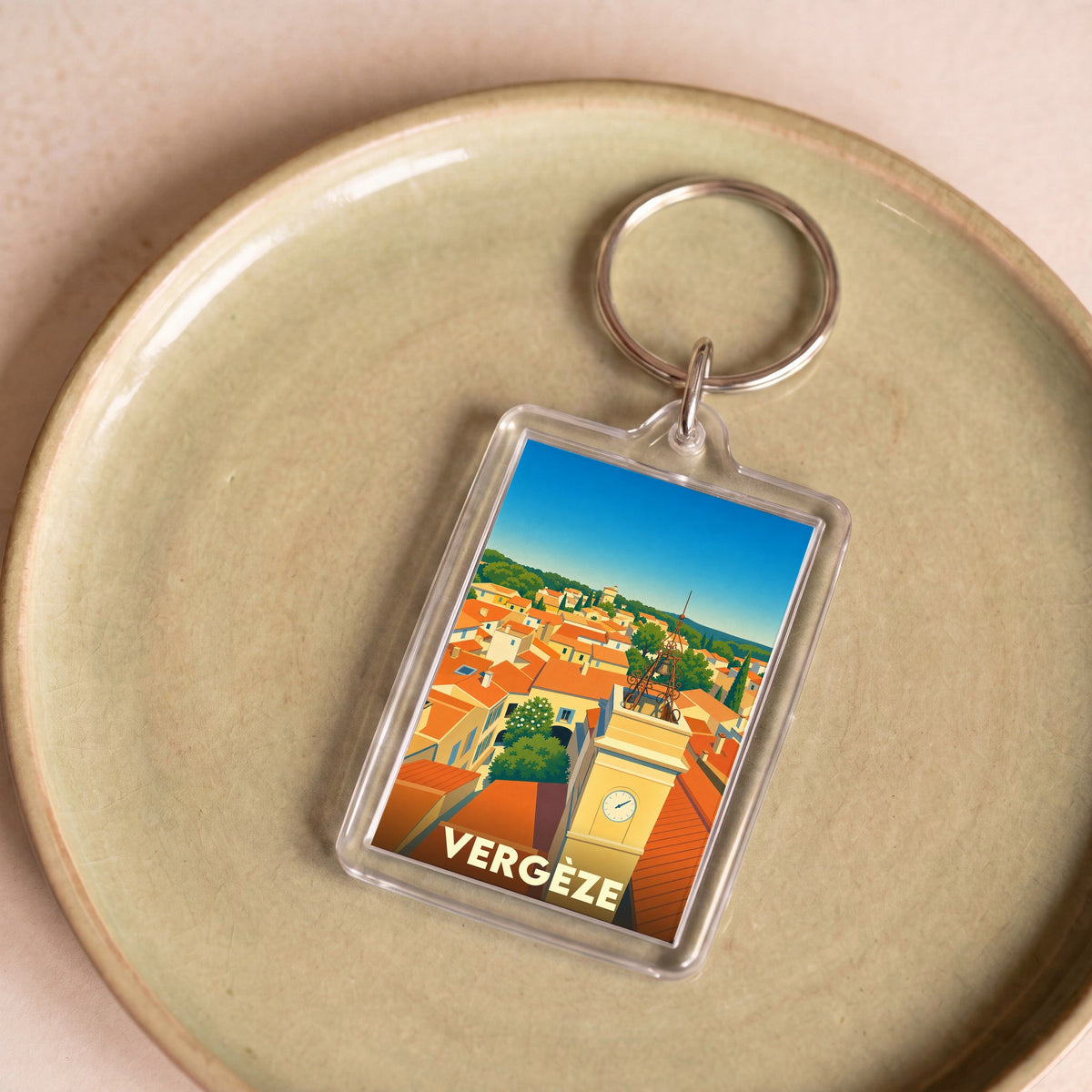Porte-clés souvenir de la ville de Vergèze avec une illustration stylisée de ses toits et de son clocher.