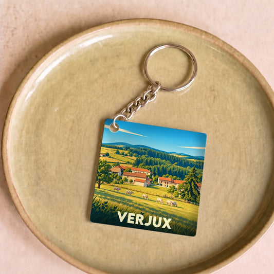 Porte-clés souvenir de la ville de Verjux avec une illustration stylisée d'un paysage rural.