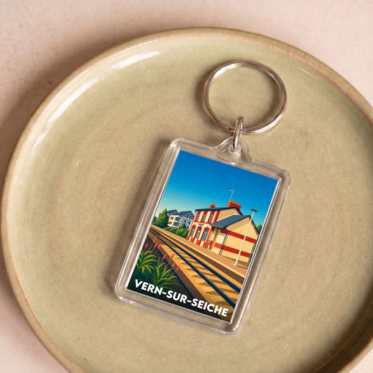 Porte-clés souvenir de la ville de Vern-sur-Seiche avec une illustration stylisée de sa gare.