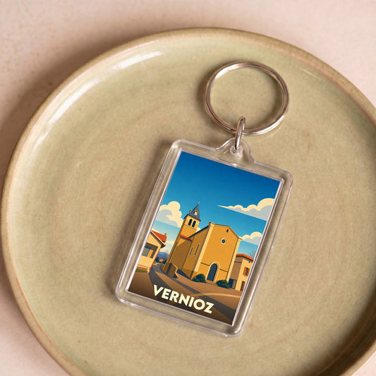 Porte-clés souvenir de la ville de Vernioz avec une illustration stylisée de son église.