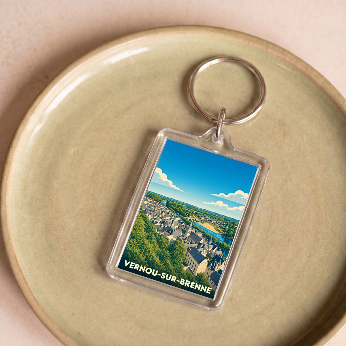 Porte-clés souvenir de la ville de Vernou-sur-Brenne avec une illustration stylisée.