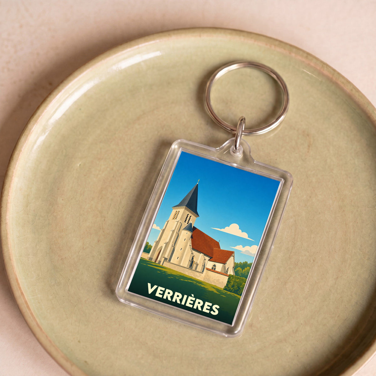 Porte-clés souvenir de la ville de Verrières avec une illustration stylisée de son église.
