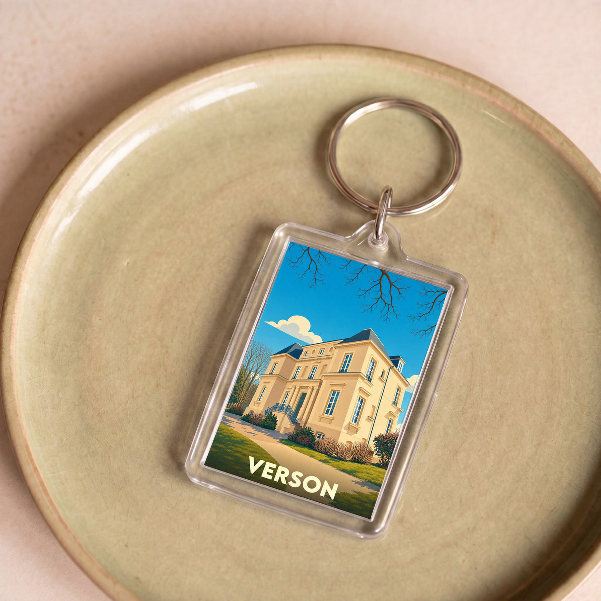Porte-clés souvenir de la ville de Verson avec une illustration stylisée de sa mairie.