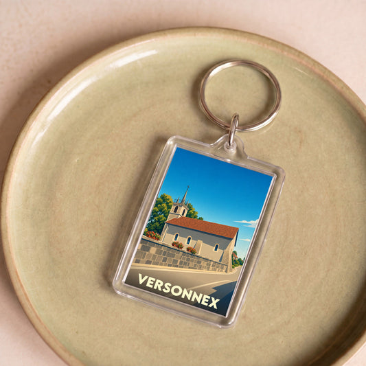 Porte-clés souvenir de la ville de Versonnex avec une illustration stylisée de son église.