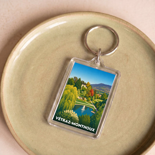 Porte-clés souvenir de la ville de Vétraz-Monthoux avec une illustration stylisée de son paysage.