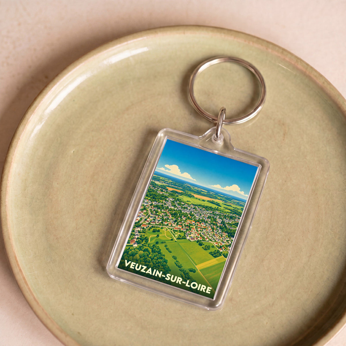 Porte-clés souvenir de la ville de Veuzain-sur-Loire avec une illustration stylisée vue du ciel.