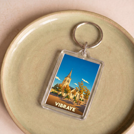 Porte-clés souvenir de la ville de Vibraye avec une illustration stylisée de son église.