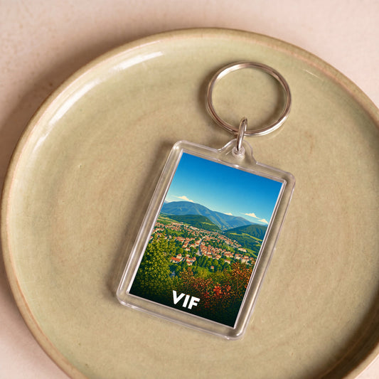 Porte-clés souvenir de la ville de Vif avec une illustration panoramique stylisée.
