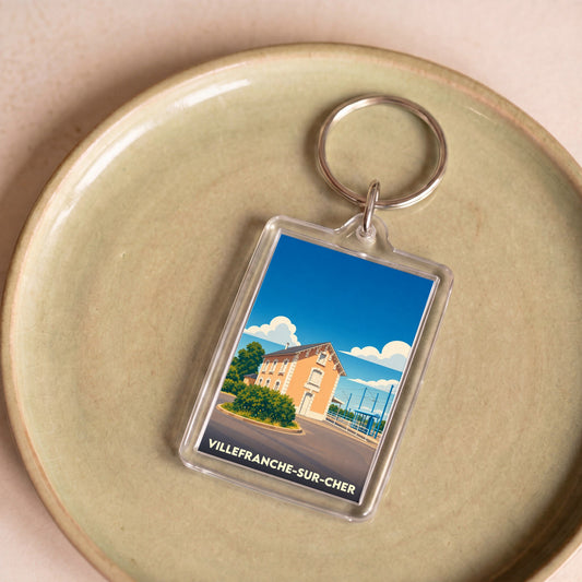 Porte-clés souvenir de la ville de Villefranche-sur-Cher avec une illustration stylisée de sa gare.