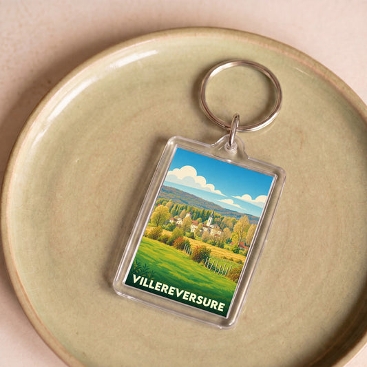 Porte-clés souvenir de la ville de Villereversure avec une illustration stylisée de son paysage champêtre.