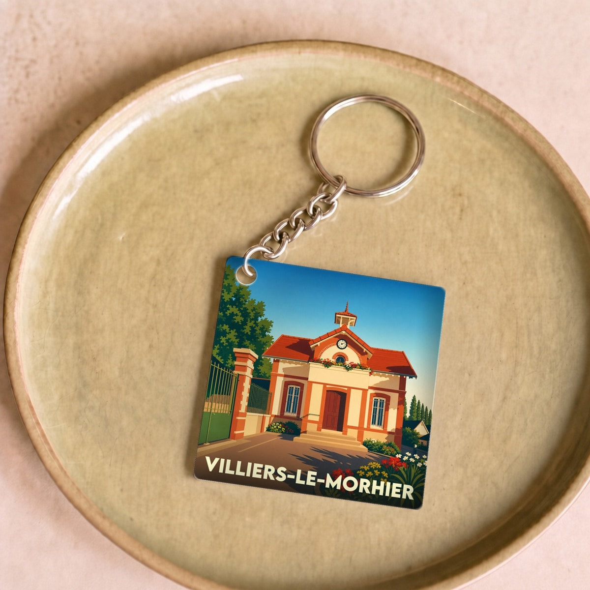 Porte-clés souvenir de la ville de Villiers-le-Morhier avec une illustration stylisée de sa mairie.