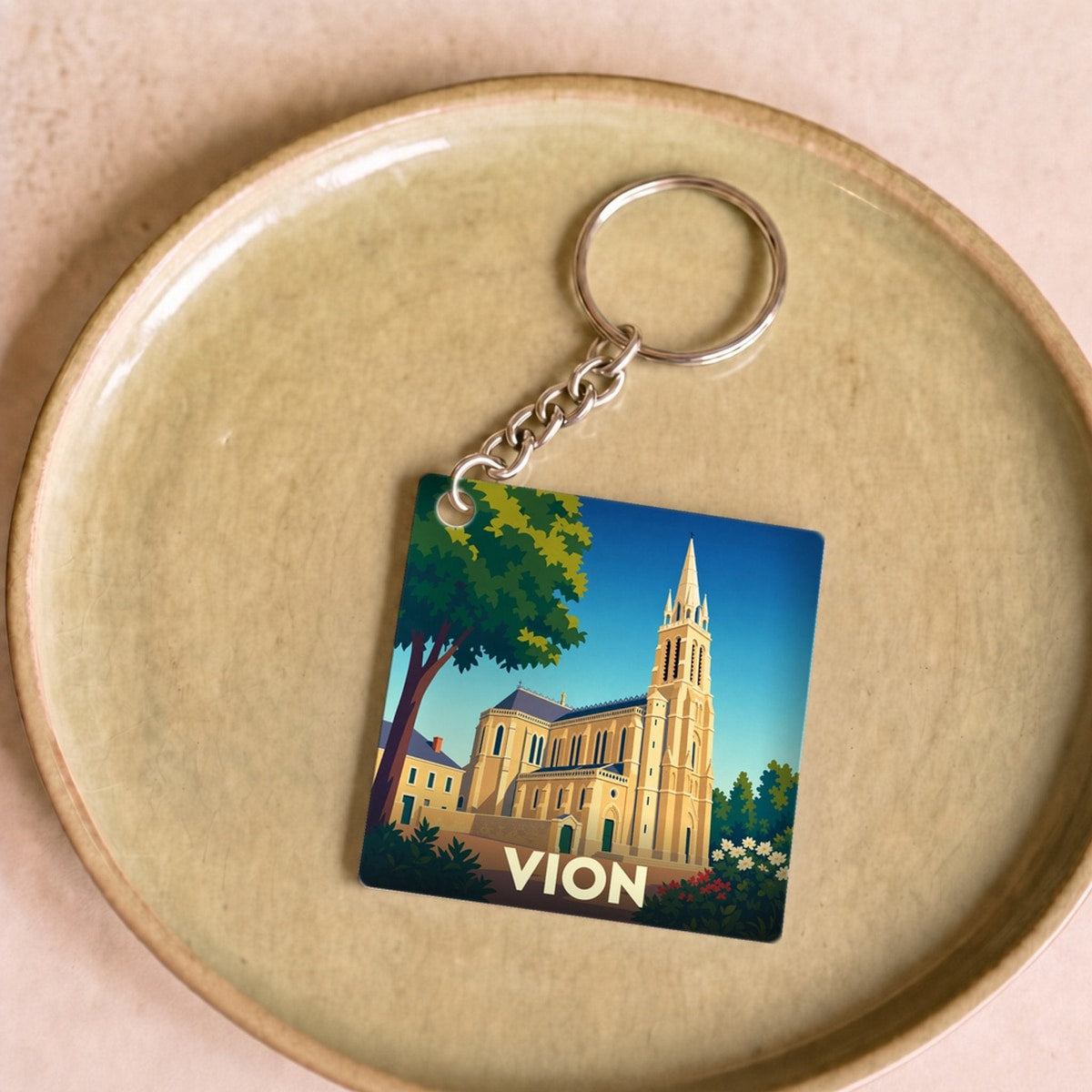 Porte-clés souvenir de la ville de Vion avec une illustration stylisée de son église.