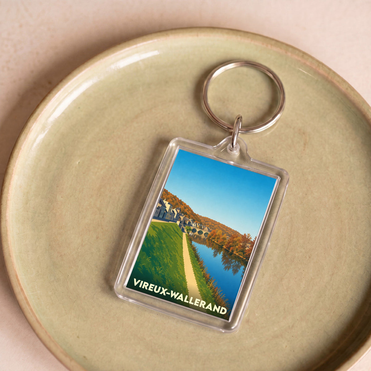 Porte-clés souvenir de la ville de Vireux-Wallerand avec une illustration stylisée des bords de la Meuse.