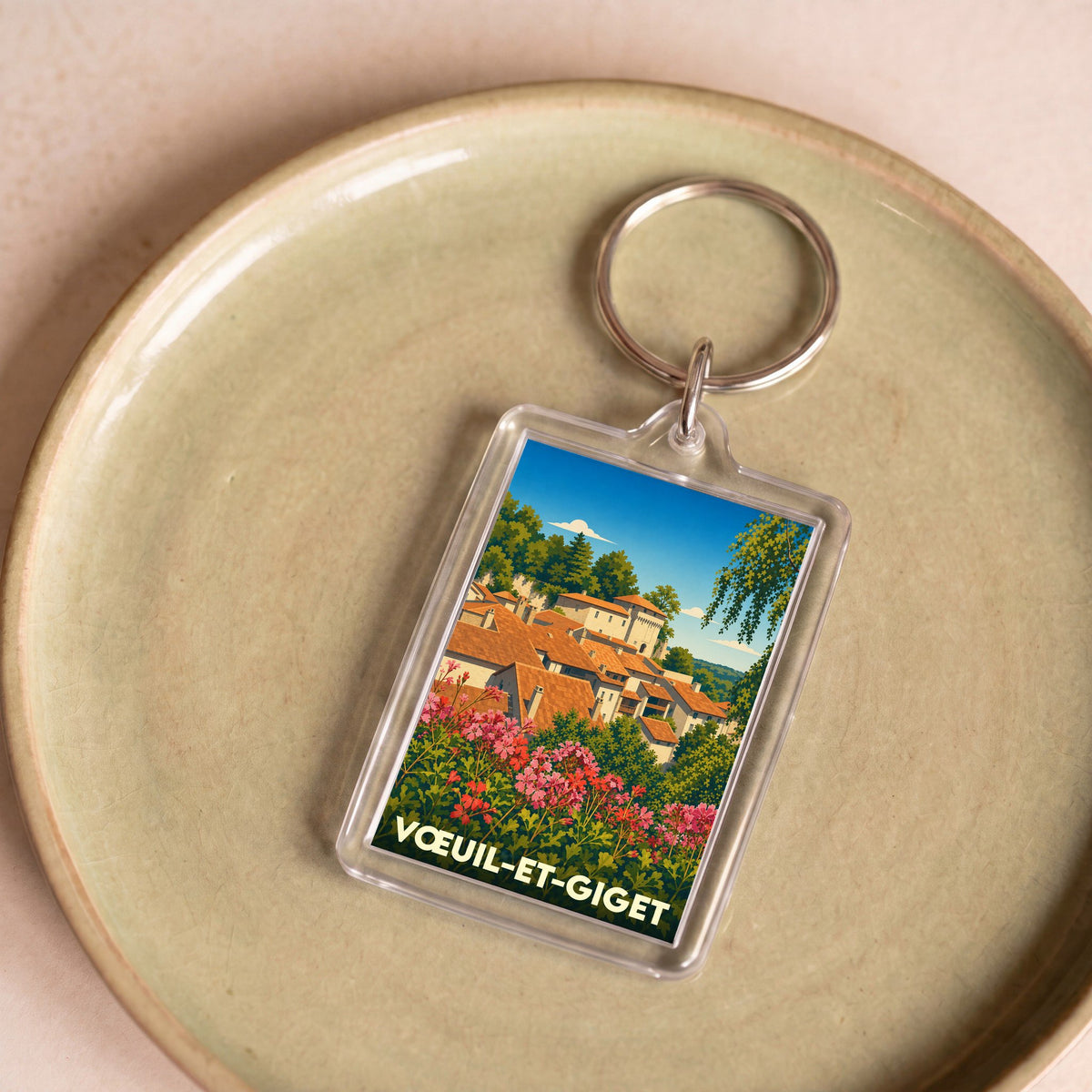Porte-clés souvenir de la ville de Vœuil-et-Giget avec une illustration stylisée.