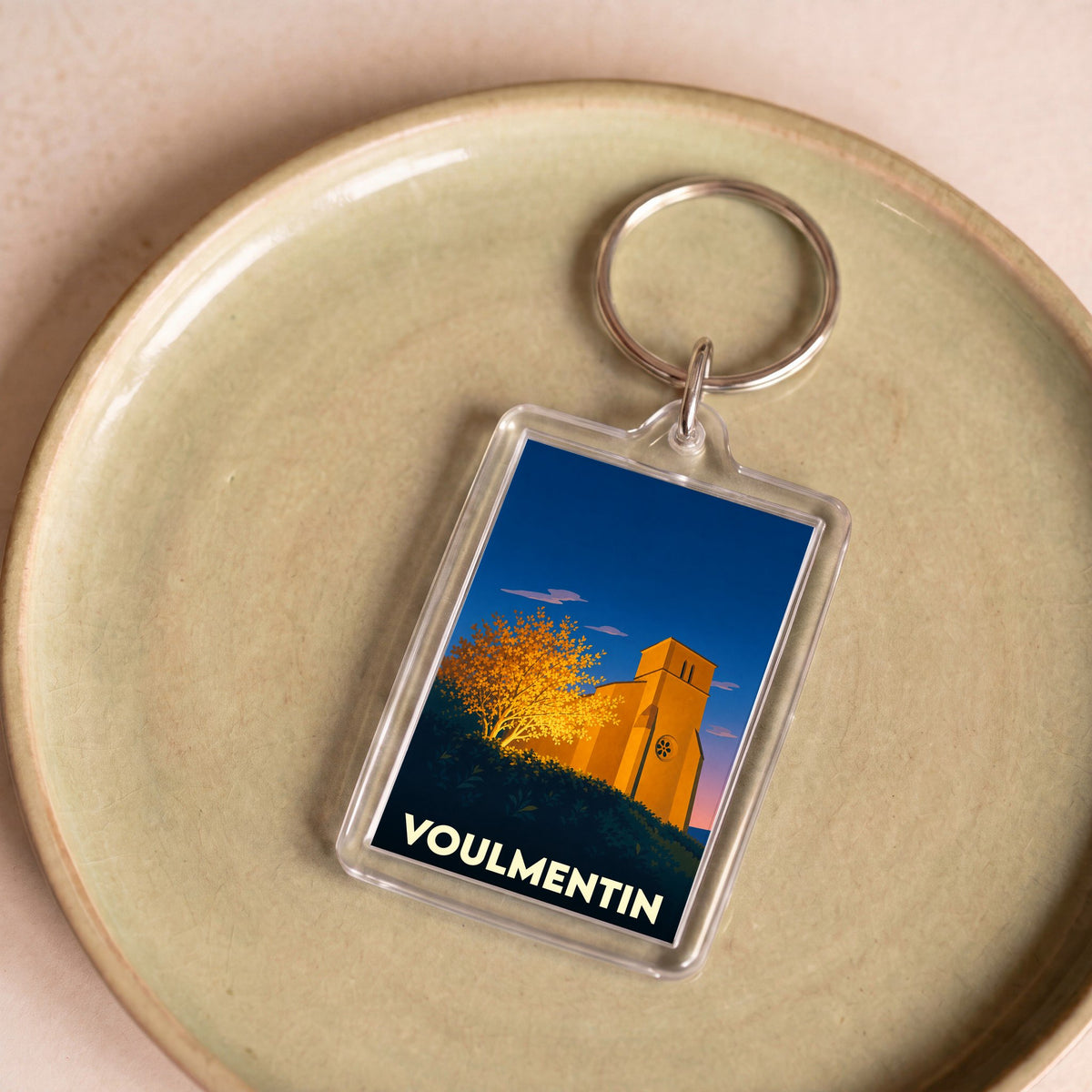 Porte-clés souvenir de la ville de Voulmentin avec une illustration stylisée.
