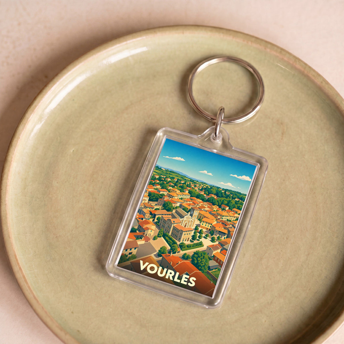 Porte-clés souvenir de la ville de Vourles avec une illustration stylisée.