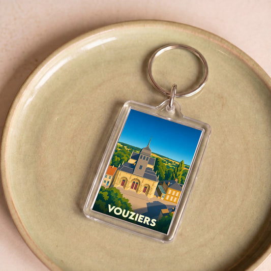 Porte-clés souvenir de la ville de Vouziers avec une illustration stylisée de son église.